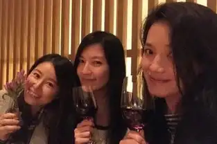  姐妹聚会好开心舒淇林熙蕾举酒杯林心如只能晒花