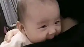 奶爸和出生7天的宝宝说话,最后的表情亮了