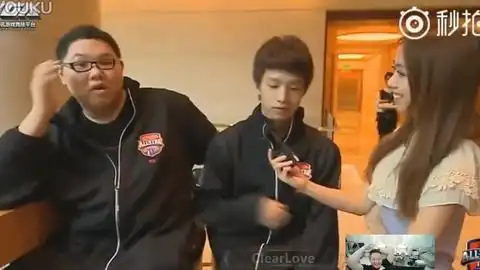  pdd看当年自己和明凯被采访的视频,全程羞涩语无伦次