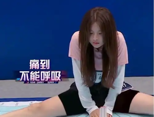  杨超越体测劈叉时,从一脸平静到面容扭曲,这表情让评委都笑场了