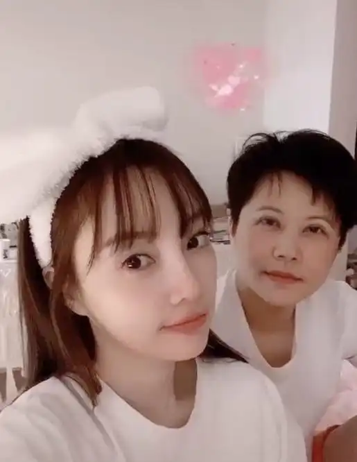  李小璐身边依然不缺朋友,与患难姐妹甘薇聚会,还收获球星签名