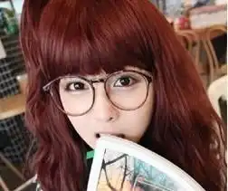  谁可以给我一张戴眼镜的女生qq头像,要可爱的哦
