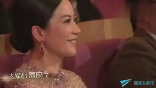 赵丽颖性感红裙让陈伟霆甜蜜牵手,台下李易峰的表情很逗