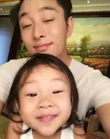  贾乃亮与女儿自拍表情同步甜馨尖下巴抢镜