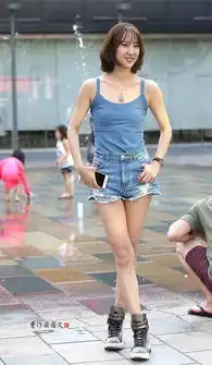  街拍骄阳酷暑中美女尽情展示大长腿