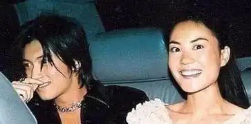  爱是藏不住,王菲与李亚鹏合照表情,看她与谢霆锋的表情