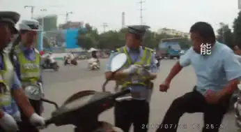  行走的表情包违章男子推搡执勤交警恶语伤人第2页
