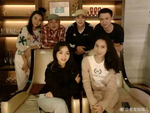  李易峰回家乡后与友聚餐一起吃火锅很是尽兴