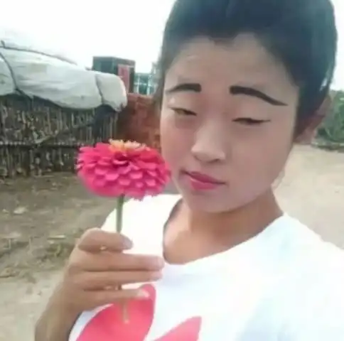 表情强行化妆最致命,感觉憋住不笑都对不起你们的妆容,太魔性了表情