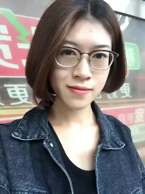  戴眼镜的女生适合哪种短发发型