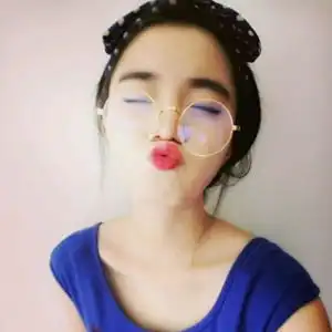  小嘴嘟嘟卖萌妹子