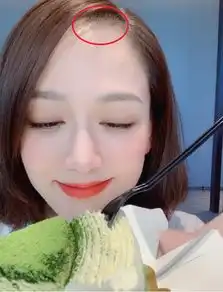  陈乔恩晒与美食合影打扮清新,但发际线太高引人注意