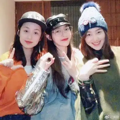  唐嫣素颜与闺蜜聚会照片曝光网友直呼太美了唐嫣闺蜜原来是她们