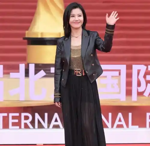  北影节闭幕式红毯闫妮姚晨聚首,陈数摔倒险走光,胡歌尴尬出油