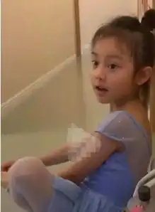  7岁甜馨颜值超越李小璐李小璐带甜馨参加聚会,话题三姐妹同框