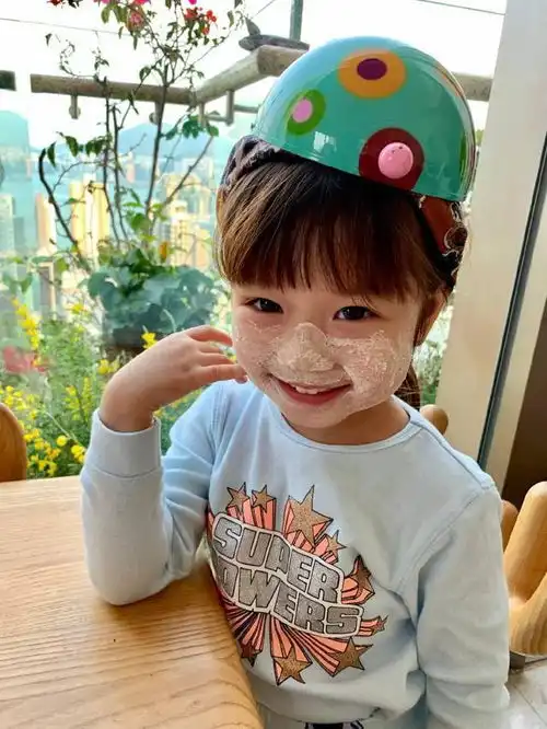  表情陈浩民老婆蒋丽莎带女儿bella一起敷面膜,小公主卖萌太可爱贝拉拉表情