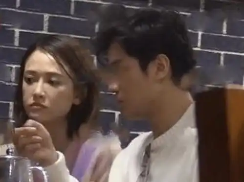  粉丝出门偶遇陈乔恩艾伦,男方全程面无表情,是不是真爱一目了然