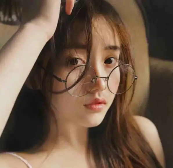 戴眼镜的女孩表情包头像
