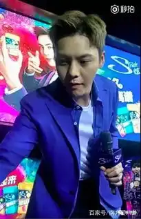  陈伟霆发糖了粉丝伸手向他索糖,他两次满足,一个表情太宠溺了