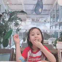 董璇甘薇李小璐姐妹同框心情好,网友李小璐真的很漂亮