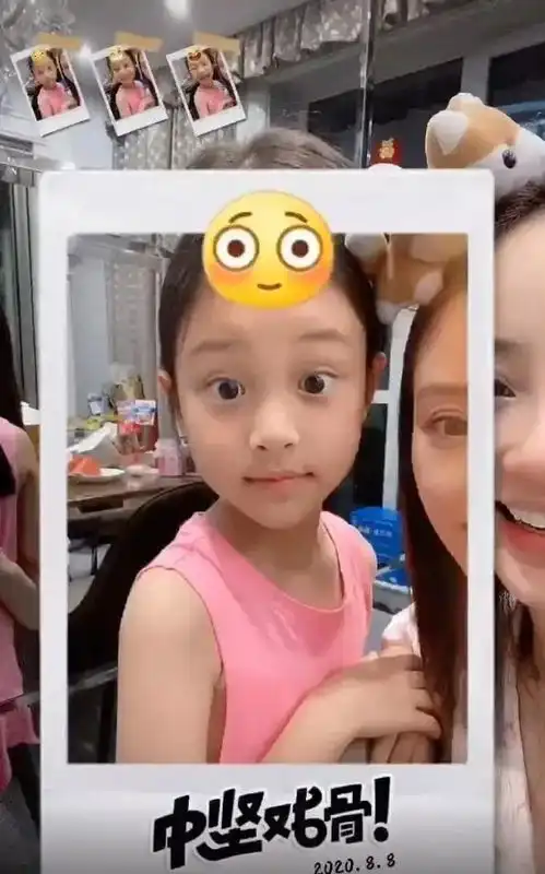  甜馨掉牙了,长大后的她模样变化大,做搞怪表情逗笑妈妈李小璐