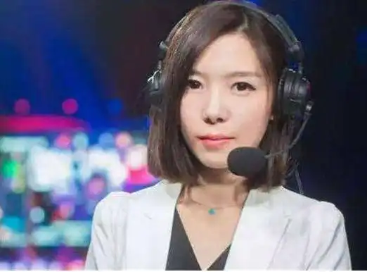  英雄联盟女解说晒出游照,王思聪回复了一句话,网友瞬间不淡定了