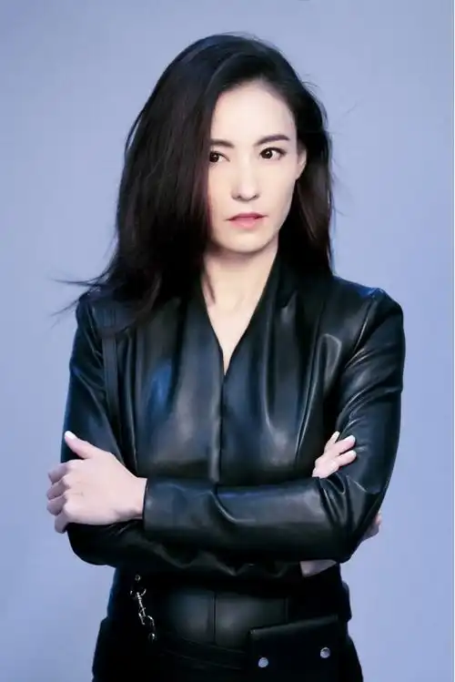  张柏芝真是天生丽质,人到中年身材也不走形,穿身皮衣曲线好迷人