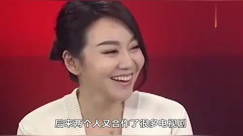  闫妮耿乐深夜聚餐手拉手贴耳亲密热聊,男方贴心提醒路边车辆