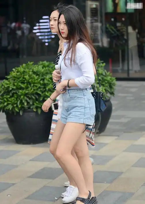  街拍逆天大长腿,路上美女如云,网友这才是理想中的女友啊