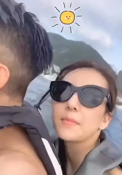  方媛晒与姐妹聚会美照,大秀自己的口红与美甲,好身材十分抢镜