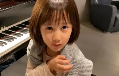  孙莉晒小女儿近照,多妹泳池中做超萌搞怪表情,模样似缩小版黄磊