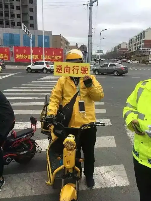  金沙人注意啦警察叔叔又开始调皮了,看你以后还闯不闯红灯,看你以后还逆行不