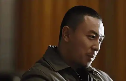  全程瞪眼表情狰狞,打黑包贝尔把演技炸裂玩出了新花样