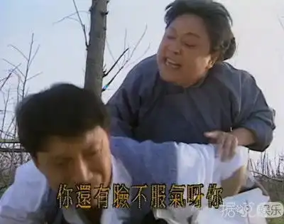  同女助理喝一根吸管,周一围就不能注意下自己吗