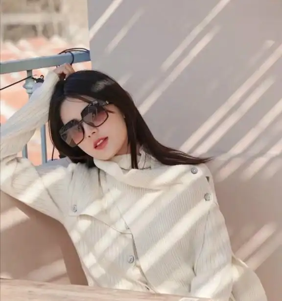  近视的女生别瞎戴眼镜,按照脸型来选镜框,选对了瘦脸又洋气