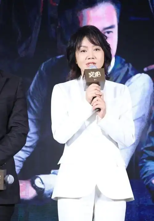  闫妮穿衣越来越自信了,白色西装穿出女强人气质,50岁的样子真美
