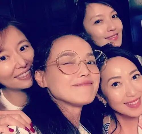  舒淇晒与林心如聚会合照,林心如躲她身后露半张脸表情僵硬