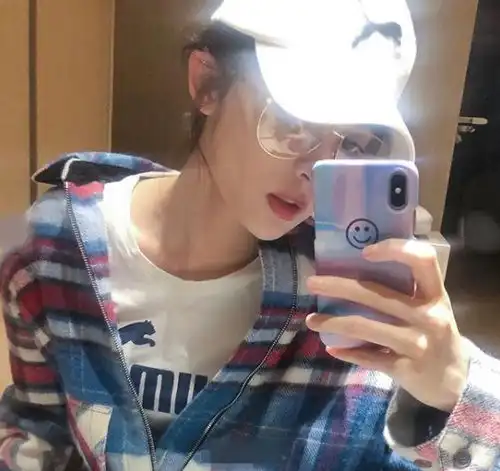 戴眼镜的女孩表情包自拍