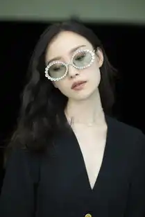 戴眼镜的女孩表情包知性