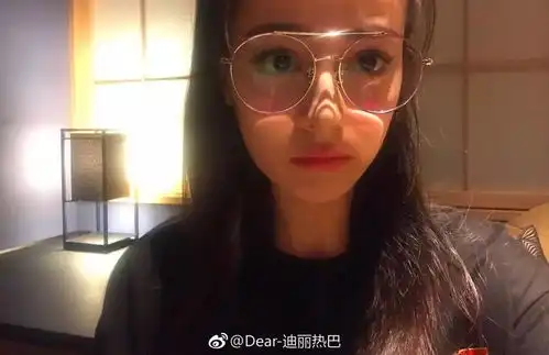  迪丽热巴晒单身美照,这款复古眼镜妆目测要火
