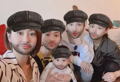  胡杏儿带儿子与闺蜜聚会巧遮孕肚,奕霆仔被干妈p胡子表情萌出血
