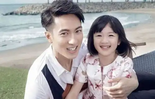  吴尊女儿海边玩耍,neinei戴墨镜显气质,网友缺女婿吗