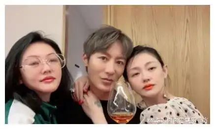  大s离婚后与闺蜜聚会搂着小p老师头靠头,脸色憔悴表情高冷