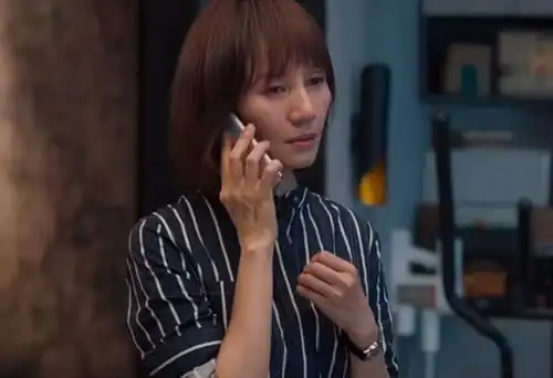  44岁袁泉脱离滤镜演中年妇女,打了多少丫头教女演员的脸
