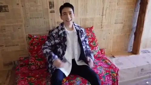  朱一龙被羊驼吐口水,记仇让羊驼超委屈,逗趣工作人员奶笑好迷人