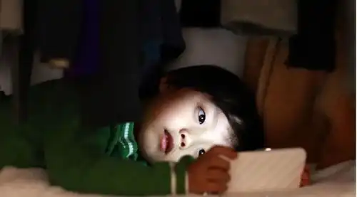  13岁男孩玩手机瘫痪孩子玩手机上瘾,要从根上解决