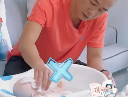  陈小春给宝宝洗澡,应采儿吓出表情包,奶爸哄娃不靠谱