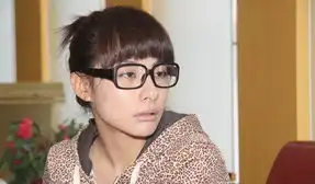 刘璇接受访问表情呆滞戴眼镜如同学生妹