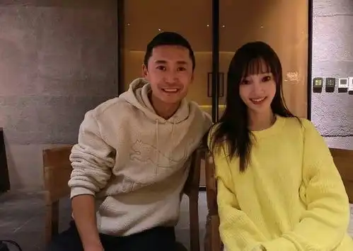  患难姐妹花李小璐甘薇同框,与帅哥聚会一脸开心