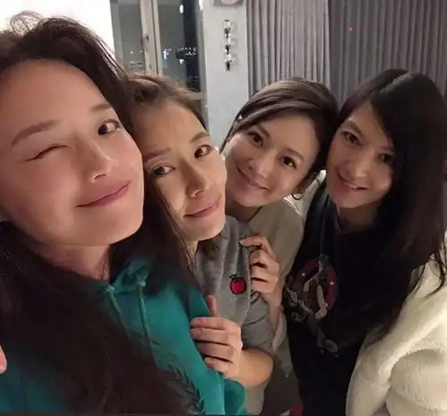  林心如舒淇姐妹聚会心情好素颜上阵气色好颜值很能打